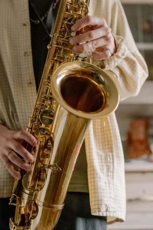 Gros plan sur un saxophoniste jouant de son instrument pour progresser au saxophone.
