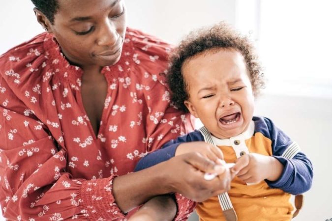 Crise de colère : maman en pleine gestion de crise avec son bébé.